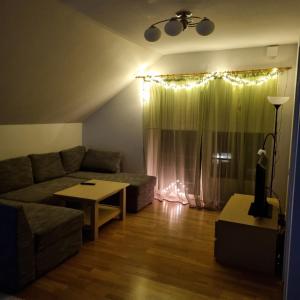 - un salon avec un canapé et une table dans l'établissement Juuli apartament, à Kuressaare