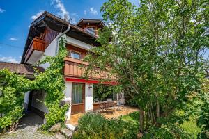 - une vue sur l'extérieur d'une maison arborée dans l'établissement Haus in den Wiesen, à Burgberg im Allgäu