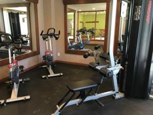 - une salle de sport avec plusieurs vélos d'exercice et miroirs dans l'établissement Studio suite located in the heart of Whistler village, à Whistler