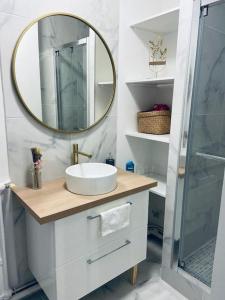 a bathroom with a sink and a mirror at Perle rare aux portes de Paris in Ivry-sur-Seine