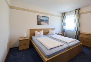 Postel nebo postele na pokoji v ubytování Hotel Garni Demmel