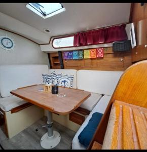uma pequena mesa na parte de trás de um barco em Peace and Love em Badalona