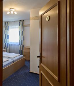 Postel nebo postele na pokoji v ubytování Hotel Garni Demmel