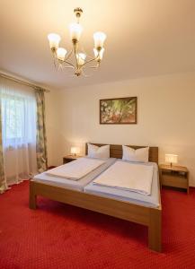 Postel nebo postele na pokoji v ubytování Hotel Garni Demmel