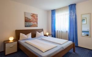 Postel nebo postele na pokoji v ubytování Hotel Garni Demmel