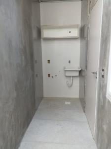 ein kleines Bad mit WC und Waschbecken in der Unterkunft Winter X locações 03 in Itapema