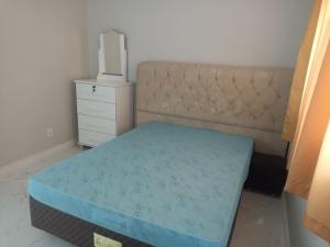 ein kleines Schlafzimmer mit einem Bett und einem Sofa in der Unterkunft Winter X locações 03 in Itapema