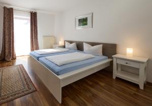 Postel nebo postele na pokoji v ubytování Hotel Garni Demmel