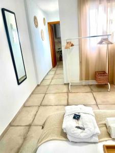 - une chambre avec un canapé et des serviettes à l'étage dans l'établissement Brisa Home, à Chiclana de la Frontera