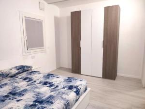 a bedroom with a bed and a large mirror at Ambroeus Apartmens Casa Spaziosa in centro Paese in Inzago