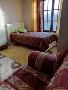 蘇克雷的住宿－Departamento 1 casa Iglesias，一间卧室设有两张床和窗户。