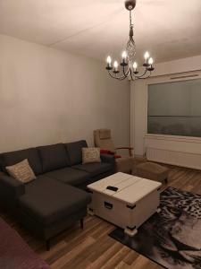 ein Wohnzimmer mit einem Sofa und einem Tisch in der Unterkunft Js House in Pori