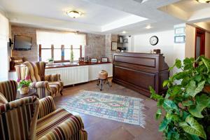 A seating area at Ferahi Evler Hotel