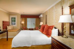 - une chambre avec un grand lit blanc et des oreillers rouges dans l'établissement Ripplecove Hotel & Spa, à Ayer's Cliff