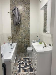 - Baño con 2 lavabos y aseo en Green Plaza 10-11, en Aktau