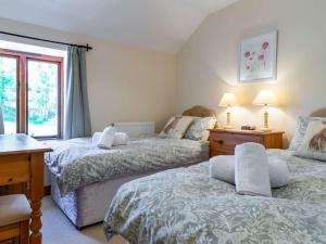 um quarto com 2 camas e uma janela em 2 Bed in Fowey LTBUZ em Cardinham