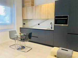 a kitchen with a glass table and a sink at Loft tranquilo a estrenar in Murcia