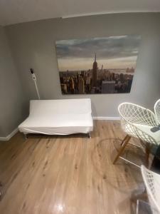 um quarto com uma cama branca e vista para a cidade em Peaceful House near Manhattan em Queens