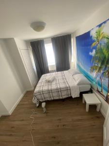 1 dormitorio con 1 cama y una pintura en la pared en Peaceful House near Manhattan en Queens