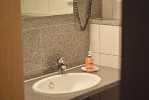 Koupelna v ubytování Niebuhrs Hotel + 21 fotografií