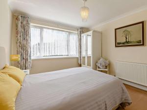 a bedroom with a white bed and a window at 2 Bed in Sawmills PK934 in Whatstandwell