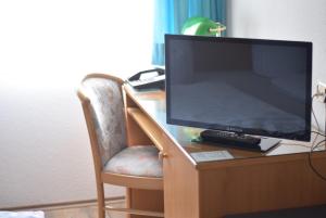 TV a/nebo společenská místnost v ubytování Niebuhrs Hotel