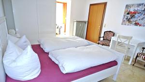 Postel nebo postele na pokoji v ubytování Hotel Garni Demmel
