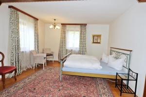Postel nebo postele na pokoji v ubytování Hotel Garni Demmel