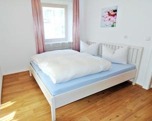 Postel nebo postele na pokoji v ubytování Hotel Garni Demmel