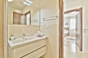 佔巴拉提拉的住宿－Villa Dolce Vita，一间带水槽和镜子的浴室