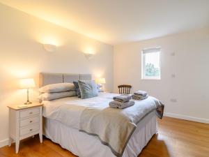 1 dormitorio con 1 cama con toallas en 3 Bed in Talybont-on-Usk 88139, en Talybont