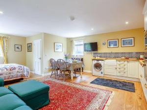uma sala de estar com um sofá azul e uma mesa em 1 Bed in Bonar Bridge 89058 em Culrain