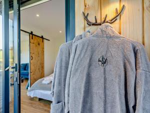 un suéter gris colgado en una pared en un dormitorio en 1 Bed in Worcestershire 89033, en Abberley