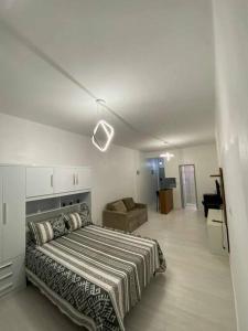 リオデジャネイロにあるSky Flatの白いベッドルーム(ベッド1台、ソファ付)