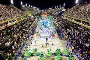 una vista dall'alto di un'arena con una grande folla di Sky Flat a Rio de Janeiro