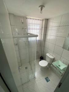 W łazience znajduje się toaleta i przeszklony prysznic. w obiekcie Sky Flat w mieście Rio de Janeiro