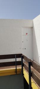 un banc devant un bâtiment avec une porte dans l'établissement Costa del Silencio El Drago, à Costa del Silencio