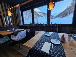 Ein allgemeiner Bergblick oder ein Berglick von des Hotels aus