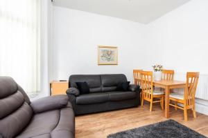 sala de estar con sofá y mesa en Large 5 bedroom town house in Edgbaston, 2 kitchens en Birmingham