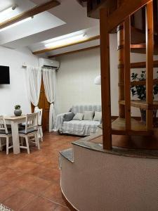- un salon avec un canapé et une table dans l'établissement Castle House Xativa, à Xàtiva