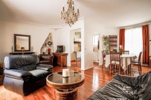 uma sala de estar com um sofá e uma mesa em Apartment in Rue Saint-Honoré em Paris