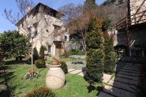 un grande vaso nel cortile di una casa di Agriturismo La Contessa a Finale Ligure