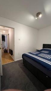 - une chambre avec un lit et une chambre avec un couloir dans l'établissement Charming 2Bedroom Retreat in Great Barr/Hamsted, à Birmingham