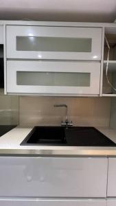 Kuchyň nebo kuchyňský kout v ubytování Charming 2Bedroom Retreat in Great Barr/Hamsted