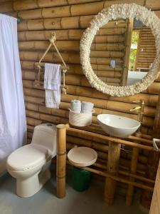 baño con aseo y lavamanos en una cabaña de madera en Apartamento campestre para pareja en Manizales en Manizales