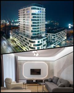 salon z widokiem na duży budynek w obiekcie Aperto Apartament Gdynia centrum 10 piętro w mieście Gdynia