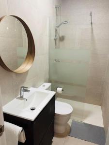 La salle de bains est pourvue d'un lavabo, de toilettes et d'un miroir. dans l'établissement Maxipau, à Tolède