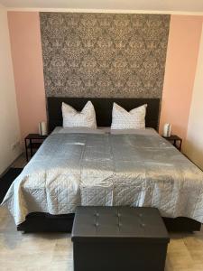 1 dormitorio con 1 cama con edredón gris en Ferienwohnung Leopold en Tschernitz