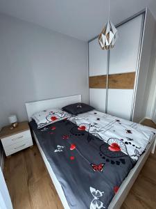 Postel nebo postele na pokoji v ubytování APARTAMENT Berlińska 43