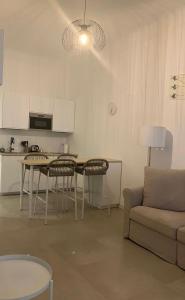 een woonkamer met een tafel en een bank bij San Martino Rooms Third Floor No Lift in La Spezia